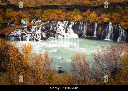 Detail des wunderschönen Hraunfossar in Island, Panorama, Herbst, Laub, bekanntes Wahrzeichen Stockfoto