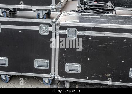 Boxen für Musikgeräte. Versandtasche. Boxen für Konzertgeräte. Organisation der Parteien Stockfoto