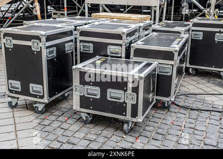 Boxen für Musikgeräte. Versandtasche. Boxen für Konzertgeräte. Organisation der Parteien Stockfoto