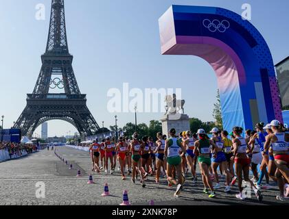 Paris, Frankreich. August 2024. Die Teilnehmer starten am Donnerstag, 1. August 2024, den 20 km langen Laufweg der Frauen bei den Olympischen Sommerspielen 2024 in Paris, Frankreich. Foto: Paul Hanna/UPI Credit: UPI/Alamy Live News Stockfoto
