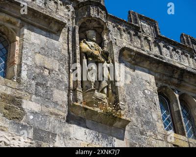 Statue von Edward VII., High Street Gate, Salisbury Cathedral Close, Sailsbury, Wiltshire, England, Großbritannien, GB. Stockfoto