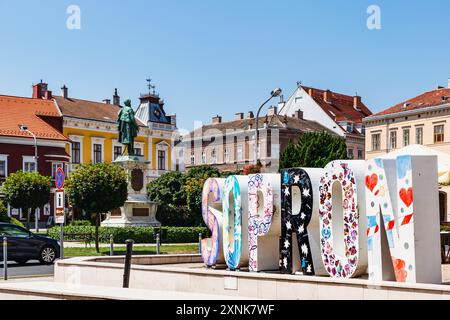 Eine beliebte Attraktion in Sopron sind die großen 3D-Buchstaben von Sopron, Ungarn Stockfoto