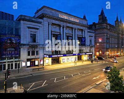 Erhöhter Blick auf das Empire Theatre auf der Lime St Liverpool in der Abenddämmerung. Stockfoto