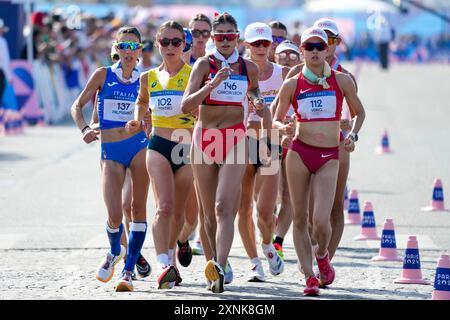 Paris, Frankreich. August 2024. Die Teilnehmer treten während der 20 km langen Laufstrecke der Frauen bei den Olympischen Sommerspielen 2024 in Paris, Frankreich, am Donnerstag, 1. August 2024 an. Chinas Jiayu Yang hat die Goldmedaille gewonnen. Foto: Paul Hanna/UPI Credit: UPI/Alamy Live News Stockfoto