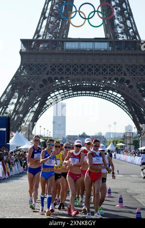 Paris, Frankreich. August 2024. Die Teilnehmer treten während der 20 km langen Laufstrecke der Frauen bei den Olympischen Sommerspielen 2024 in Paris, Frankreich, am Donnerstag, 1. August 2024 an. Foto: Paul Hanna/UPI Credit: UPI/Alamy Live News Stockfoto