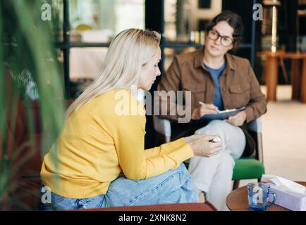 Der Psychologe führt eine soziale Umfrage der Referenzgruppe durch. Stockfoto