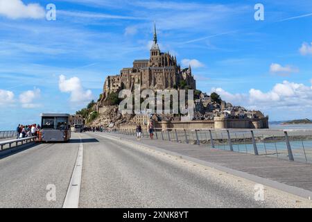 MONT SAINT-MICHEL, FRANKREICH - 2. SEPTEMBER 2019: Es ist eine kleine befestigte Felseninsel mit einer mittelalterlichen Abtei auf der Spitze. Stockfoto