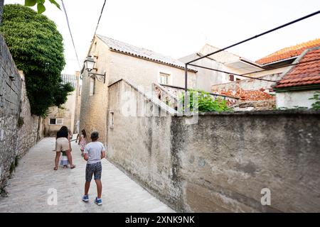 Familienspaziergang und Erkundung des malerischen europäischen Dorfes Nin, Kroatien mit historischen Steinhäusern, engen Gassen und einer ruhigen Atmosphäre Stockfoto