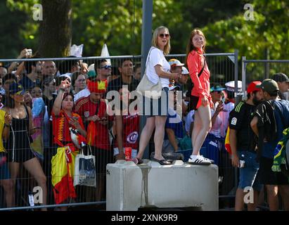Paris, Frankreich. August 2024. Zuschauer beobachten den 20 km langen Leichtathletikspaziergang der Frauen bei den Olympischen Spielen 2024 in Paris, Frankreich, 1. August 2024. Titel: Song Yanhua/Xinhua/Alamy Live News Stockfoto