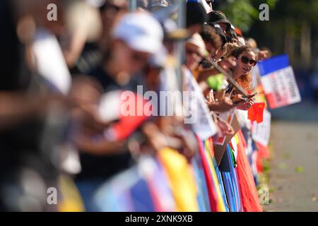 Paris, Frankreich. August 2024. Zuschauer beobachten den 20 km langen Leichtathletikspaziergang der Frauen bei den Olympischen Spielen 2024 in Paris, Frankreich, 1. August 2024. Quelle: Xu Chang/Xinhua/Alamy Live News Stockfoto