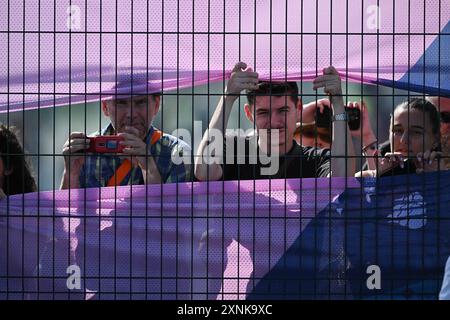 Paris, Frankreich. August 2024. Zuschauer beobachten den 20 km langen Leichtathletikspaziergang der Frauen bei den Olympischen Spielen 2024 in Paris, Frankreich, 1. August 2024. Titel: Song Yanhua/Xinhua/Alamy Live News Stockfoto