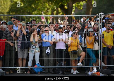 Paris, Frankreich. August 2024. Zuschauer beobachten den 20 km langen Leichtathletikspaziergang der Frauen bei den Olympischen Spielen 2024 in Paris, Frankreich, 1. August 2024. Titel: Song Yanhua/Xinhua/Alamy Live News Stockfoto