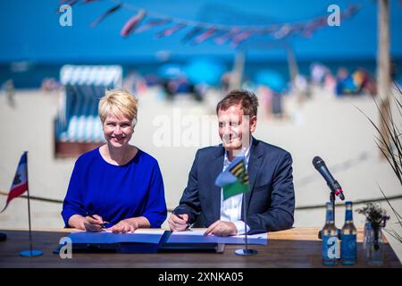 Rostock, Deutschland. August 2024. Manuela Schwesig (SPD), Ministerpräsidentin von Mecklenburg-Vorpommern, und ihr sächsischer Amtskollege Michael Kretschmer (CDU) unterzeichnen ein Abkommen über eine verbesserte Zusammenarbeit im Tourismussektor. Während seines eintägigen Besuchs im Nordosten lernt Kretschmer das Schweriner Weltkulturerbe kennen und besucht wissenschaftliche Einrichtungen. Quelle: Jens Büttner/dpa/Alamy Live News Stockfoto