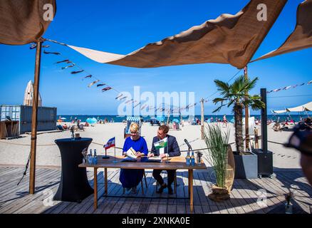 Rostock, Deutschland. August 2024. Manuela Schwesig (SPD), Ministerpräsidentin von Mecklenburg-Vorpommern, und ihr sächsischer Amtskollege Michael Kretschmer (CDU) unterzeichnen ein Abkommen über eine verbesserte Zusammenarbeit im Tourismussektor. Während seines eintägigen Besuchs im Nordosten lernt Kretschmer das Schweriner Weltkulturerbe kennen und besucht wissenschaftliche Einrichtungen. Quelle: Jens Büttner/dpa/Alamy Live News Stockfoto