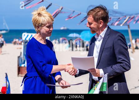 Rostock, Deutschland. August 2024. Mecklenburg-Vorpommerns Ministerpräsidentin Manuela Schwesig (SPD) und ihr sächsischer Amtskollege Michael Kretschmer (CDU) haben eine Vereinbarung über eine verbesserte Zusammenarbeit im Tourismussektor unterzeichnet. Bei seinem eintägigen Besuch im Nordosten erfuhr Kretschmer mehr über das Weltkulturerbe Schwerin und besuchte wissenschaftliche Einrichtungen. Quelle: Jens Büttner/dpa/Alamy Live News Stockfoto