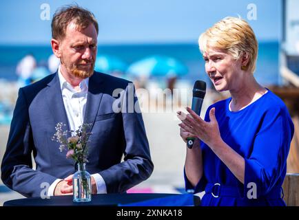 Rostock, Deutschland. August 2024. Vor der Unterzeichnung eines Abkommens über eine bessere Zusammenarbeit im Tourismussektor sprechen Mecklenburg-Vorpommern-Ministerin Manuela Schwesig (SPD) und ihr sächsischer Amtskollege Michael Kretschmer (CDU) vor den Gästen. Während seines eintägigen Besuchs im Nordosten lernt Kretschmer das Schweriner Weltkulturerbe kennen und besucht wissenschaftliche Einrichtungen. Quelle: Jens Büttner/dpa/Alamy Live News Stockfoto