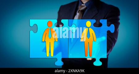 Nicht erkennbarer Manager, der zwei Puzzleteile mit Symbolen für Geschäftsleute hält. Konzept für professionelle Partnerschaft, Unternehmensfusionen, Tee Stockfoto