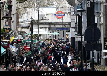 Die Villiers Street in London ist immer voll und die Menschen bewegen sich zwischen Embankment Station, Charing Cross und Victoria Embankment Gardens Stockfoto