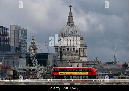 Ein roter Doppeldeckerbus überquert die Waterloo Bridge in London mit der St. Paul's Cathedral im Hintergrund Stockfoto