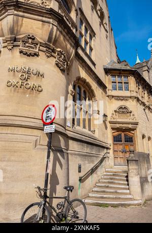 Blick auf die Fassade und Eingang zum Museum of Oxford Gebäude. Oxford, England Stockfoto