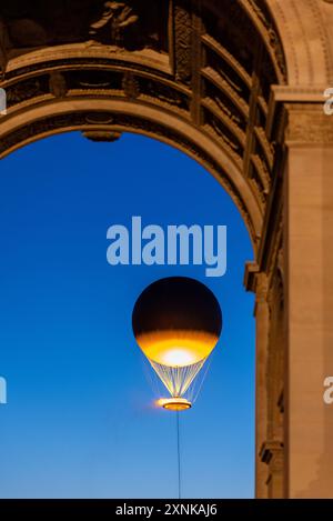 Der Olympische Kessel steigt jeden Abend nach Sonnenuntergang in einem riesigen Ballon über den Jardins des Tuileries auf. Paris, Frankreich, 28. Juli 2024 Stockfoto