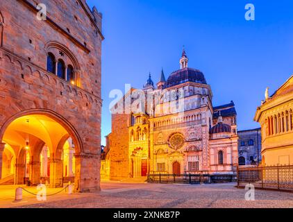 Bergamo, Italien. Capela Colleoni und kleine Piazza Duomo, Morgenbeleuchtung. Citta Alta schöner Tag Sonnenlicht. Stockfoto