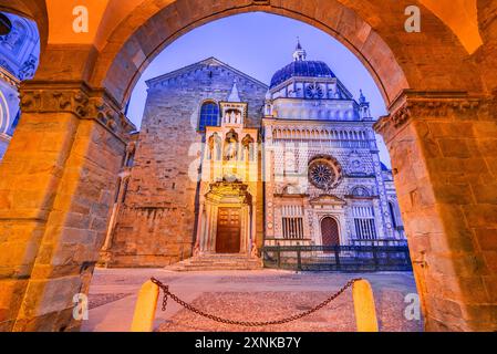 Bergamo, Italien. Capela Colleoni und kleine Piazza Duomo, Morgenbeleuchtung in Citta Alta, Lombardei-Landschaft. Stockfoto