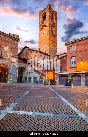 Bergamo, Italien. Campanone Tower auf der Piazza Vecchia - Citta Alta, Morgendämmerung beleuchtet, wunderschöne historische Stadt in der Lombardei Stockfoto