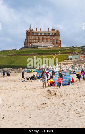 Das ikonische Headland Hotel mit Blick auf Fistral Beach in Newquay in Cornwall, Großbritannien. Stockfoto