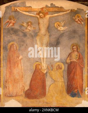 ASSISI, ITALIEN - 17. MAI 2024: Das mittelalterliche Fresko Kreuzigung in der Cattedrale di San Rufino Assisi von puccio Capanna aus der ersten Hälfte des 14. Jahrhunderts. Cent. Stockfoto