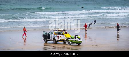 Ein Panoramabild von RNLI-Rettungsschwimmern, die am Towan Beach in Newquay in Cornwall im Vereinigten Königreich arbeiten. Stockfoto