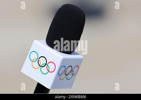 Versailles, Frankreich. August 2024. Olympia, Paris 2024, Reitsport, Springen, Team, Qualifikation, Ein Mikrofon mit den Olympischen Ringen. Quelle: Rolf Vennenbernd/dpa/Alamy Live News Stockfoto