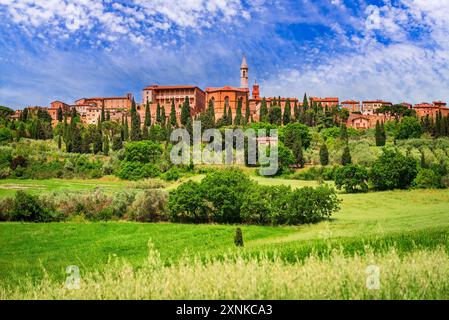 Pienza, Italien. Mittelalterliche charmante Stadt in der Toskana, sanfte Hügellandschaft in italienischer Landschaft, romantische Atmosphäre. Stockfoto