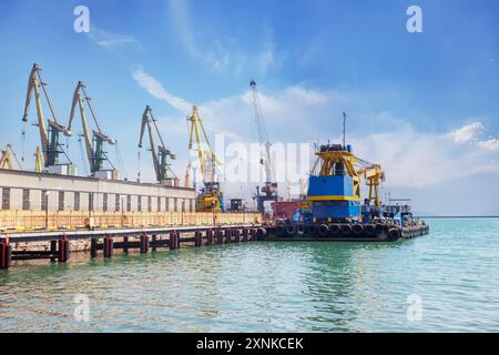 Industriehafen Noworossiysk in Russland. Hafenkrane Und Frachtschiffe Stockfoto