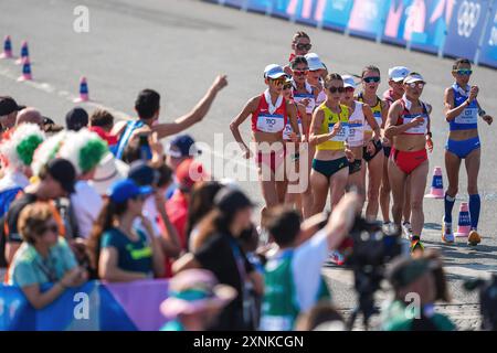 Paris, Frankreich. August 2024. MA Zhenxia (1. L) aus China tritt während des 20 km langen Leichtathletiklaufes der Frauen bei den Olympischen Spielen 2024 in Paris, Frankreich, am 1. August 2024 an. Quelle: Xu Chang/Xinhua/Alamy Live News Stockfoto