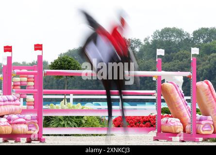 Versailles, Frankreich. August 2024. Olympia, Paris 2024, Reitsport, Springen, Team, in der Qualifikation springt Ein Reiter mit seinem Pferd über ein Hindernis. Quelle: Rolf Vennenbernd/dpa/Alamy Live News Stockfoto