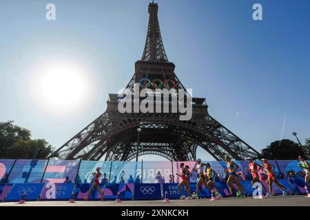 Paris, Frankreich. August 2024. Yang Jiayu (1. L) aus China tritt während der 20 km langen Leichtathletikrunde der Frauen bei den Olympischen Spielen 2024 in Paris, Frankreich, am 1. August 2024 an. Quelle: Xu Chang/Xinhua/Alamy Live News Stockfoto