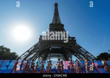 Paris, Frankreich. August 2024. Athleten treten während des 20 km langen Leichtathletiklaufes der Frauen bei den Olympischen Spielen 2024 in Paris, Frankreich, am 1. August 2024 an. Quelle: Xu Chang/Xinhua/Alamy Live News Stockfoto