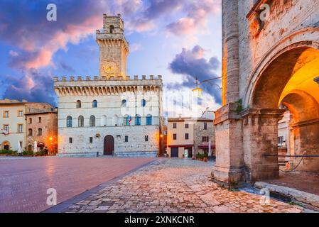 Montepulciano, Italien. Vormittagszwiebeln auf der Piazza Grande, dem Rathaus, einer der schönsten Städte der Toskana. Stockfoto