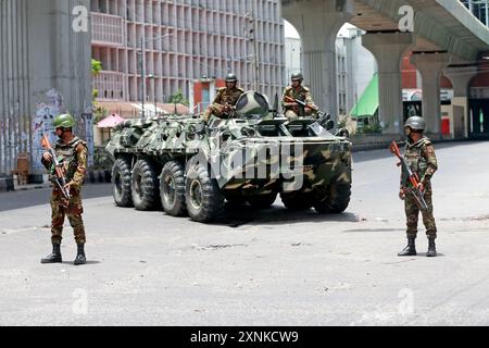 Militärangehörige stehen in Purana Paltan Wache, während die Berufungsabteilung während der Ausgangsstunde eine Anhörung zu einem Fall über Quoten in Regierungsjobs abhielt Stockfoto