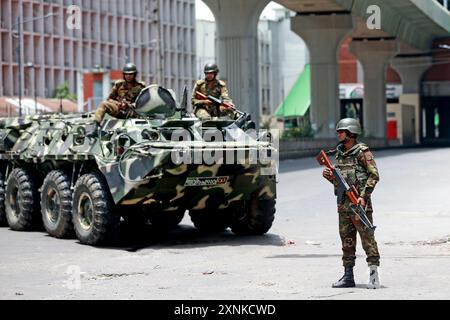 Militärangehörige stehen in Purana Paltan Wache, während die Berufungsabteilung während der Ausgangsstunde eine Anhörung zu einem Fall über Quoten in Regierungsjobs abhielt Stockfoto