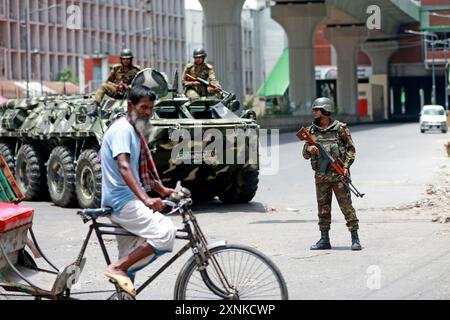 Militärangehörige stehen in Purana Paltan Wache, während die Berufungsabteilung während der Ausgangsstunde eine Anhörung zu einem Fall über Quoten in Regierungsjobs abhielt Stockfoto