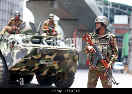 Militärangehörige stehen in Purana Paltan Wache, während die Berufungsabteilung während der Ausgangsstunde eine Anhörung zu einem Fall über Quoten in Regierungsjobs abhielt Stockfoto