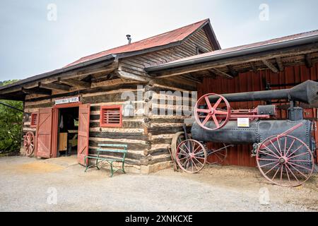 LURAY, Virginia, USA – im Valley Tools and Trades Shop im Shenandoah Heritage Village werden traditionelle Werkzeuge und Geräte ausgestellt, die im Shenandoah Valley im 19. Jahrhundert zum Einsatz kamen. Diese Ausstellung in Luray, Virginia, bietet Besuchern einen Einblick in die historische Handwerkskunst und das industrielle Erbe der Region. Das Geschäft bietet eine Reihe authentischer Werkzeuge und Ausrüstung aus der Zeit, die von lokalen Handwerkern und Handwerkern verwendet werden. Stockfoto