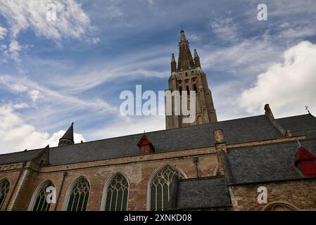 Der hohe Turm der Kirche unserer Lieben Frau in Brügge, Belgien. Stockfoto