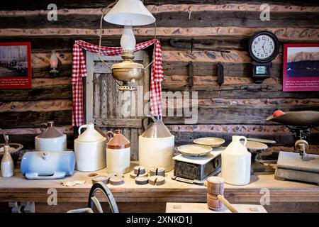 LURAY, Virginia, USA – im Valley Tools and Trades Shop im Shenandoah Heritage Village werden traditionelle Werkzeuge und Geräte ausgestellt, die im Shenandoah Valley im 19. Jahrhundert zum Einsatz kamen. Diese Ausstellung in Luray, Virginia, bietet Besuchern einen Einblick in die historische Handwerkskunst und das industrielle Erbe der Region. Das Geschäft bietet eine Reihe authentischer Werkzeuge und Ausrüstung aus der Zeit, die von lokalen Handwerkern und Handwerkern verwendet werden. Stockfoto