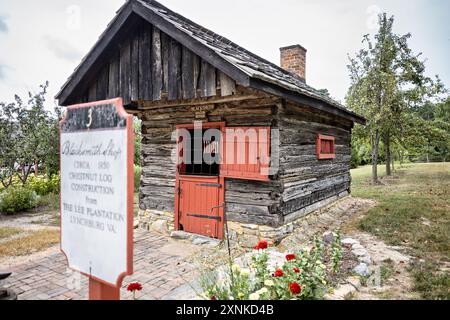 LURAY, Virginia, USA – der Blacksmith Shop im Shenandoah Heritage Village ist ein erhaltenes Beispiel für die Handwerkskunst des 19. Jahrhunderts. Ursprünglich um 1850 aus Kastanienholz errichtet, wurde dieses historische Gebäude von der Lee Plantation in Lynchburg, VA, an seinen heutigen Standort in Luray verlegt. Das Geschäft zeigt traditionelle Schmiedewerkzeuge und -Techniken, die in den 1800er Jahren im Shenandoah Valley verwendet wurden Stockfoto