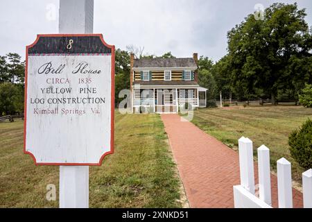 LURAY, Virginia, USA – Bell House, ein Bauernhaus aus dem 19. Jahrhundert im Shenandoah Heritage Village, ist ein Beispiel für die ländliche Architektur des Shenandoah Valley. Ursprünglich um 1835 in Kimball Springs, Virginia, erbaut, dient dieses neu verlegte Gebäude heute als pädagogische Ausstellung, die typische Bauernhausgestaltung und die Lebensbedingungen dieser Zeit zeigt. Das erhaltene Gebäude bietet Besuchern einen Einblick in das tägliche Leben im Shenandoah Valley der 1800er Jahre. Stockfoto