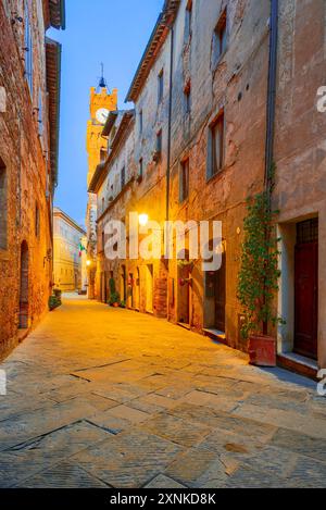 Pienza, Italien. Corso il Rossellino und Rathaus, wunderschönes historisches Zentrum von Comune di Pienza. Stockfoto