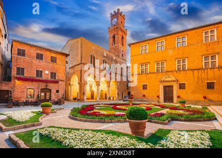 Pienza, Italien. Wunderschöner Platz Piazza Pio II im Morgenlicht, charmante historische toskanische Kleinstadt. Stockfoto